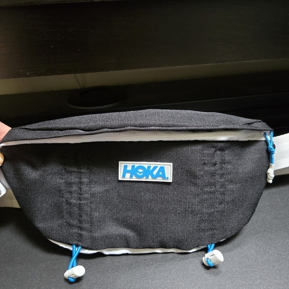 Hoka Fanny Pack Bag Black & White Waistpack Pockets Hiking Outdoor Running - Picture 2 of 6